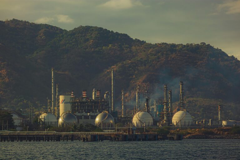 Oil refinery facility processing crude oil as global energy markets react to the Iran-US ceasefire and changing supply expectations.